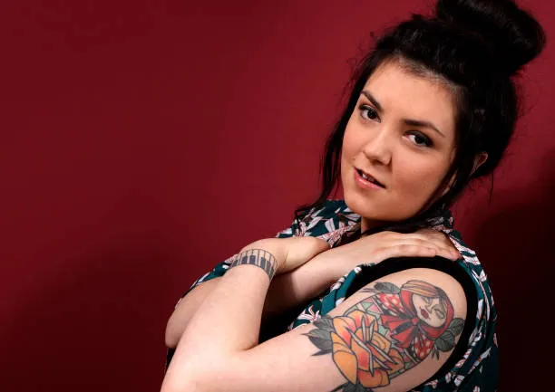 Hoshi électrise M6 avec “Nouveau jour”, un générique rock et inspirant